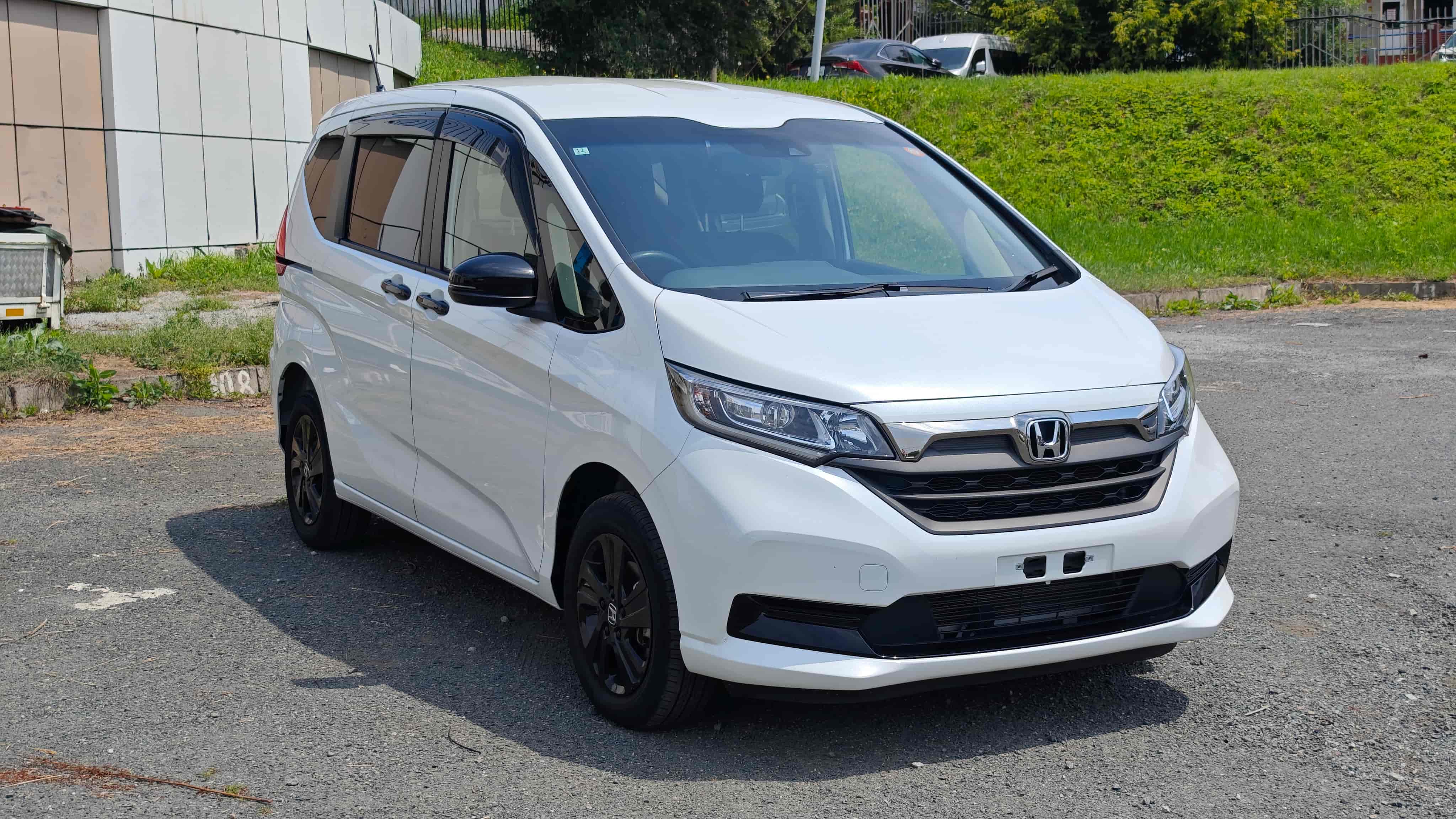 Honda Freed G Black Style белый — во Владивостоке, спереди