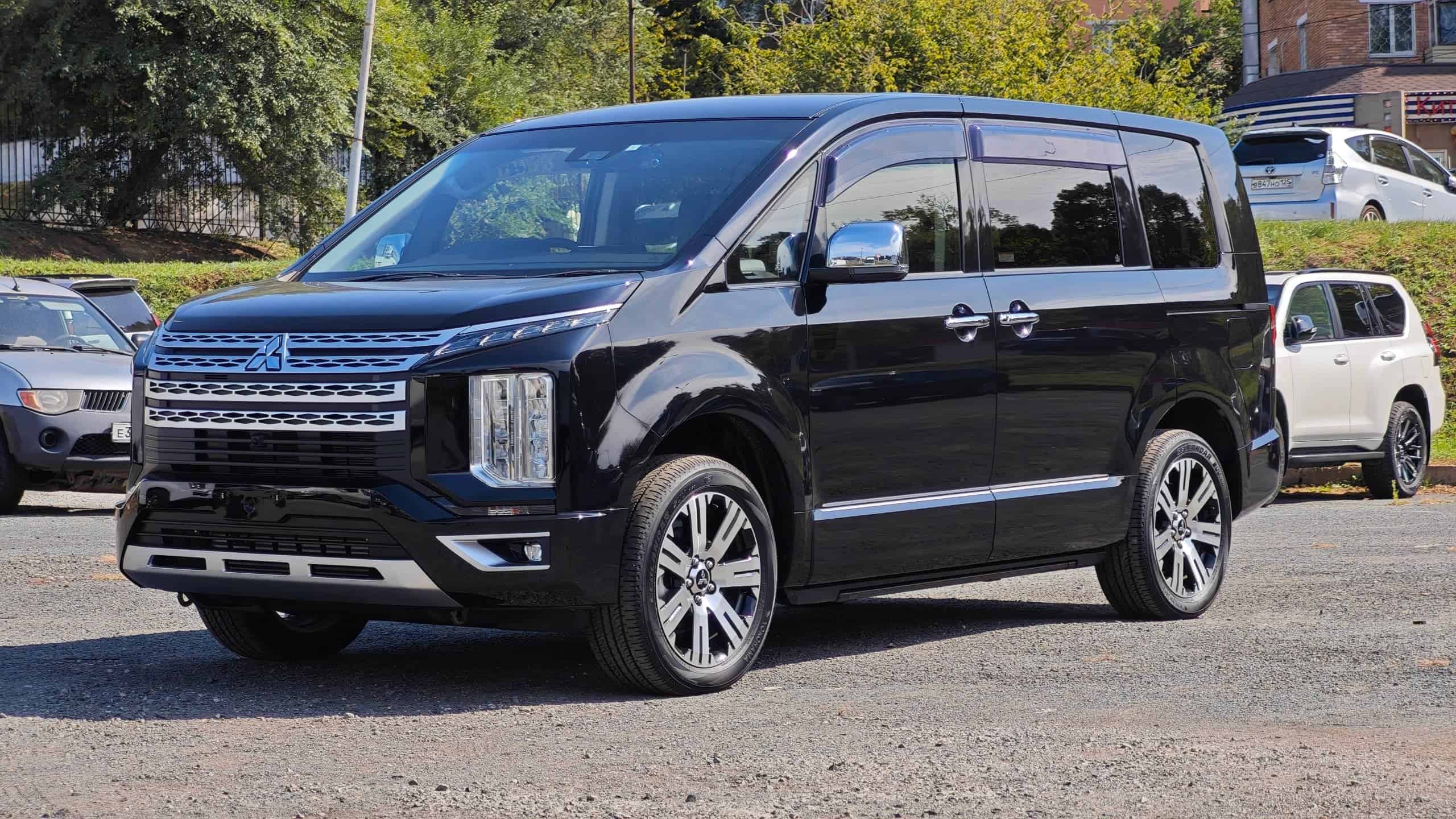 Mitsubishi Delica D:5 чёрный — во Владивостоке, спереди