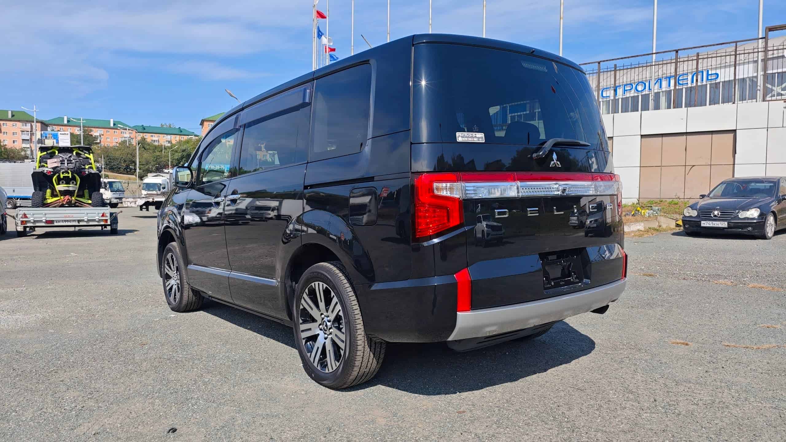 Mitsubishi Delica D:5 — сзади
