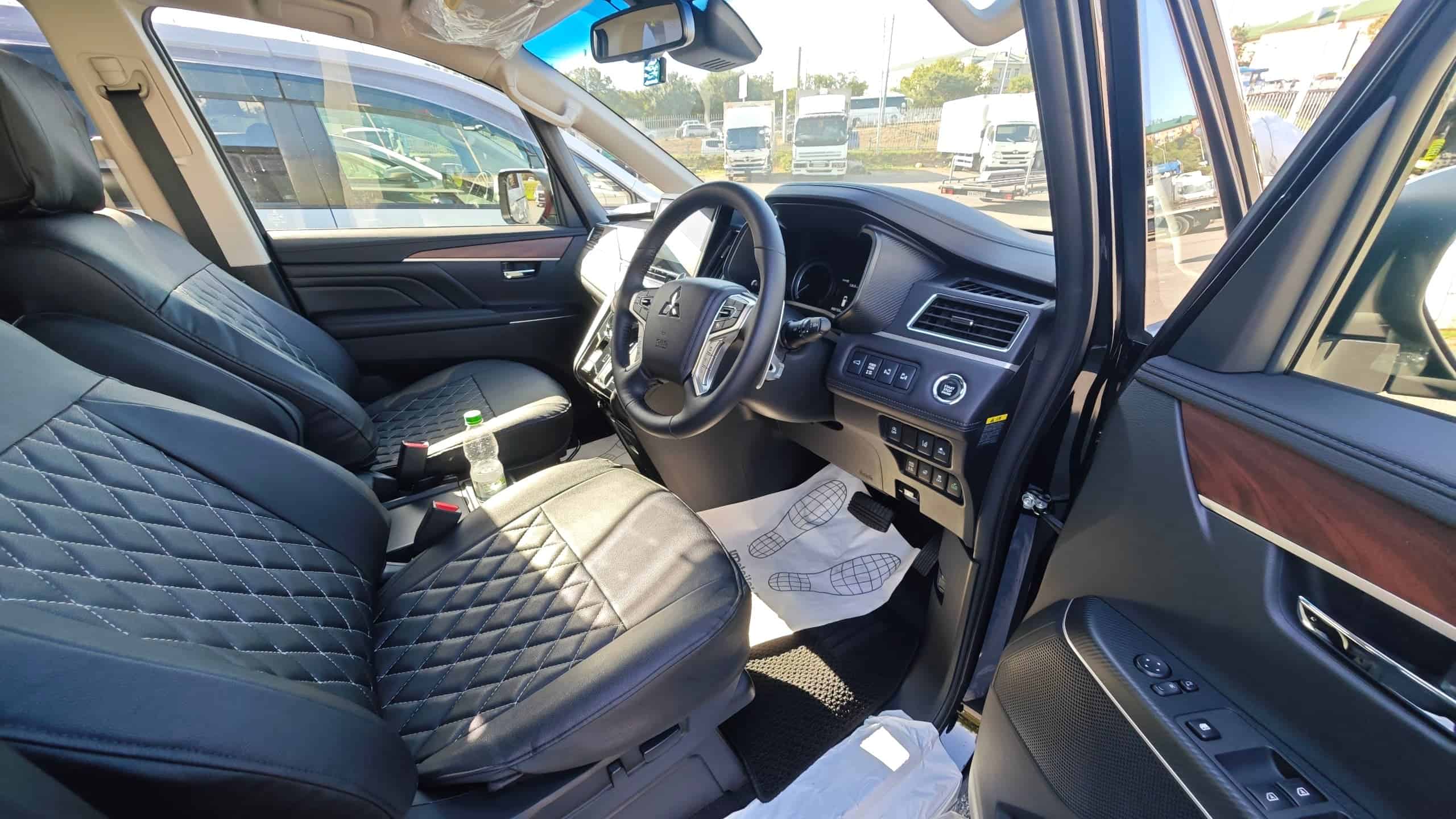 Mitsubishi Delica D:5 — салон, кожа