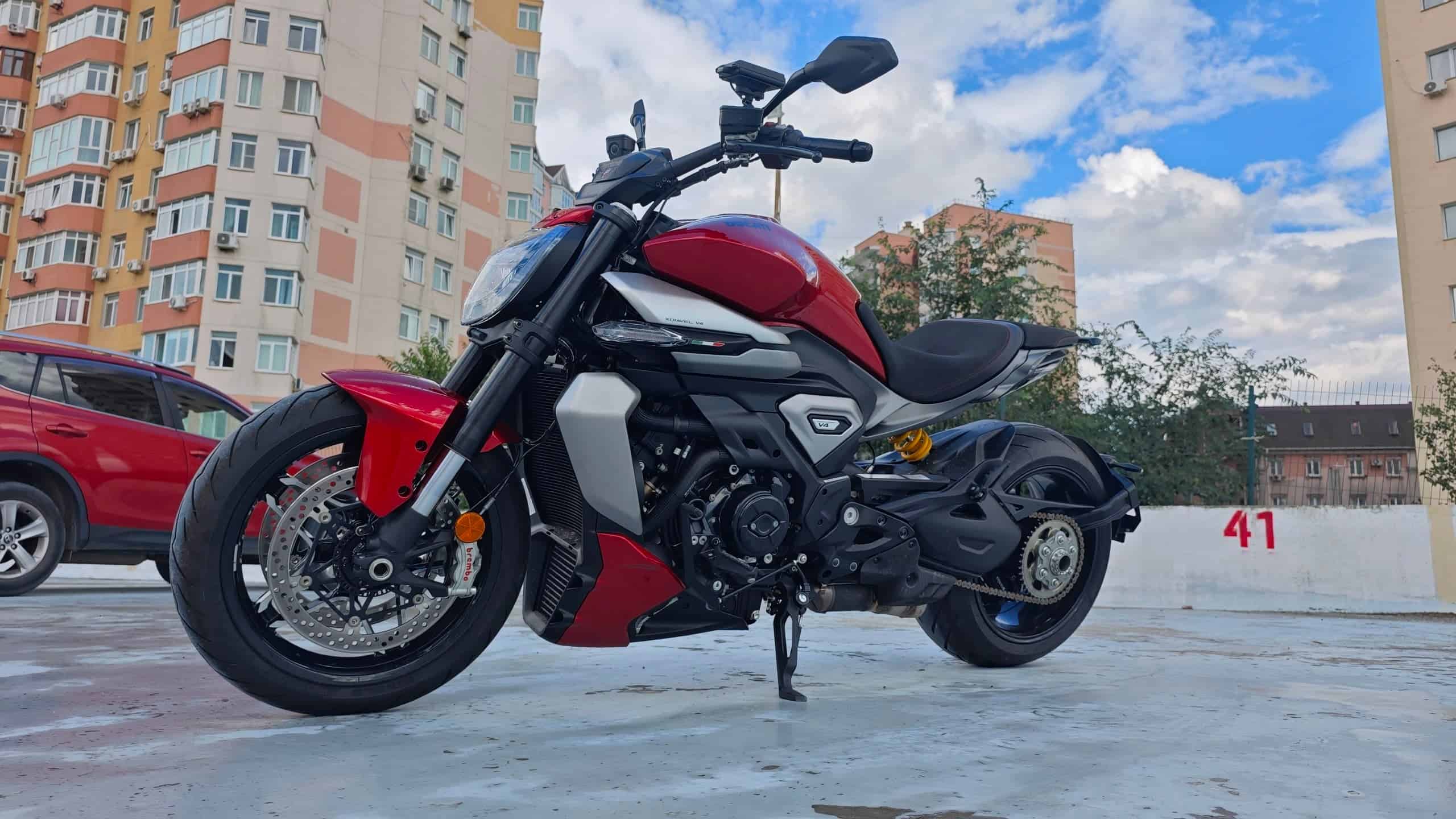 Ducati XDiavel V4 красный — во Владивостоке, слева